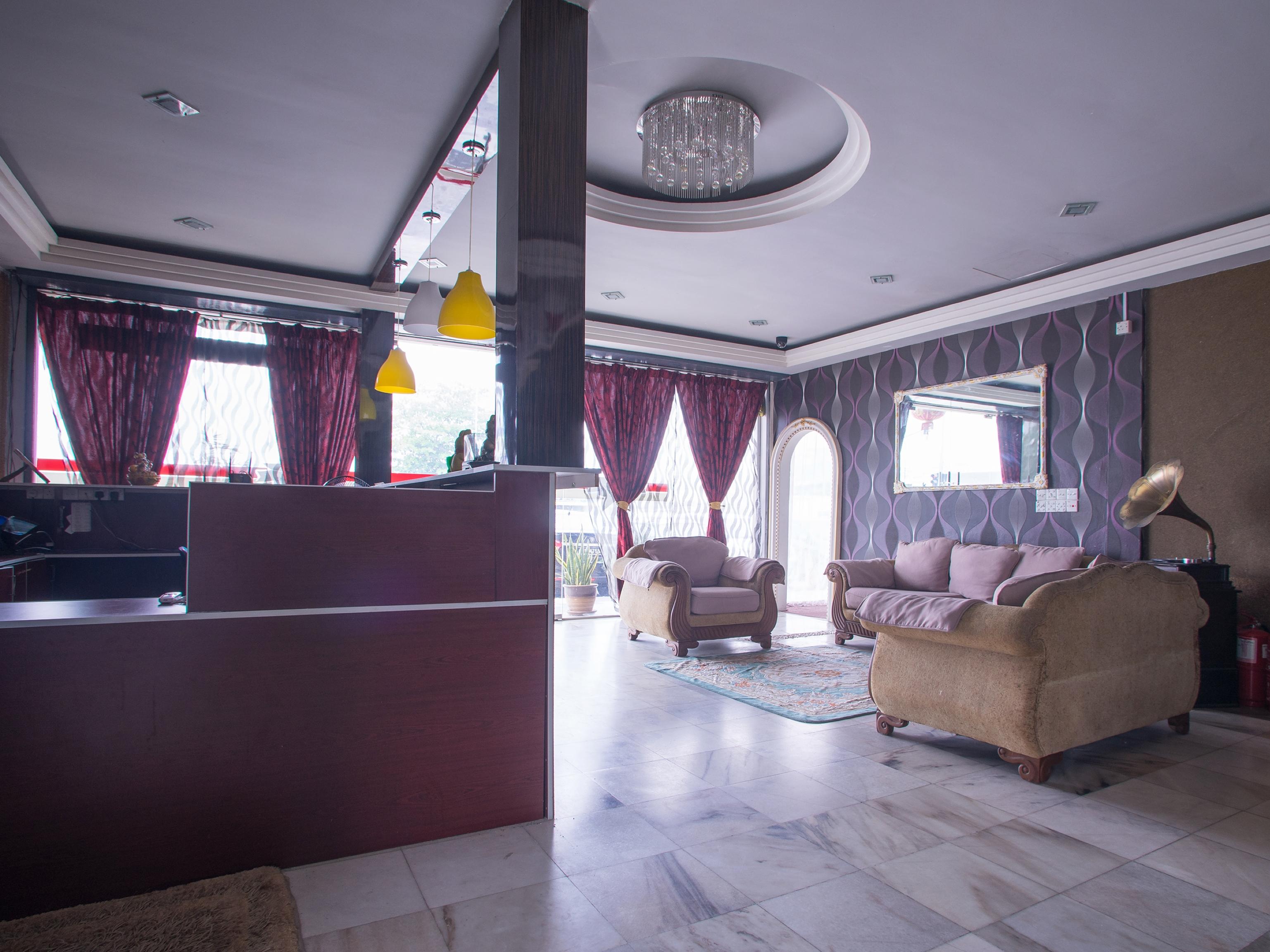Oyo 44010 Royals Star Hotel Σερεμπάν Εξωτερικό φωτογραφία