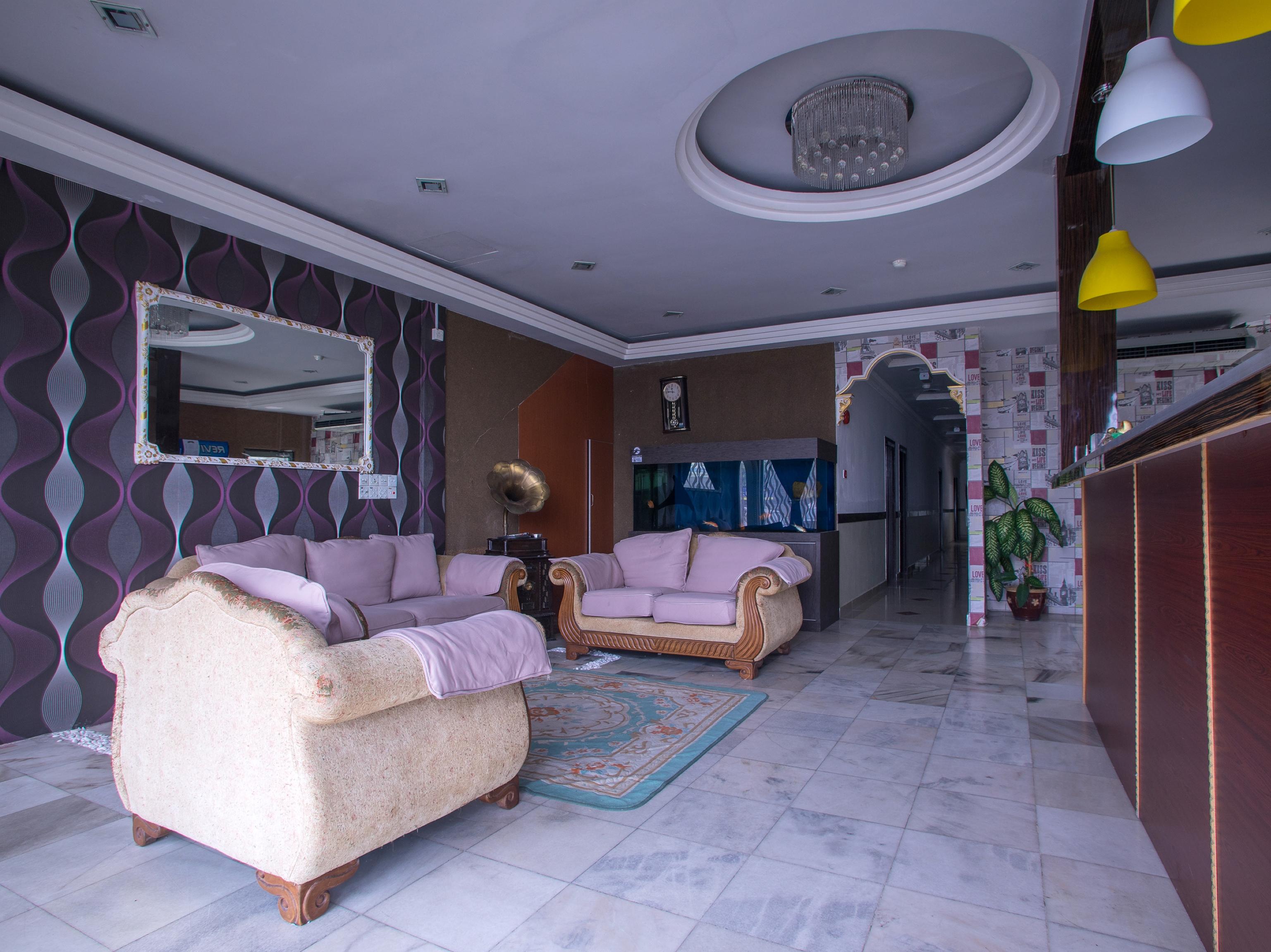 Oyo 44010 Royals Star Hotel Σερεμπάν Εξωτερικό φωτογραφία