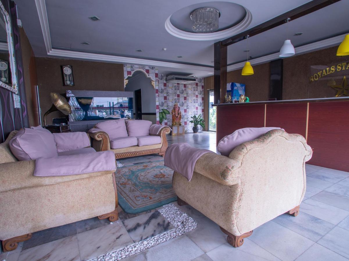 Oyo 44010 Royals Star Hotel Σερεμπάν Εξωτερικό φωτογραφία